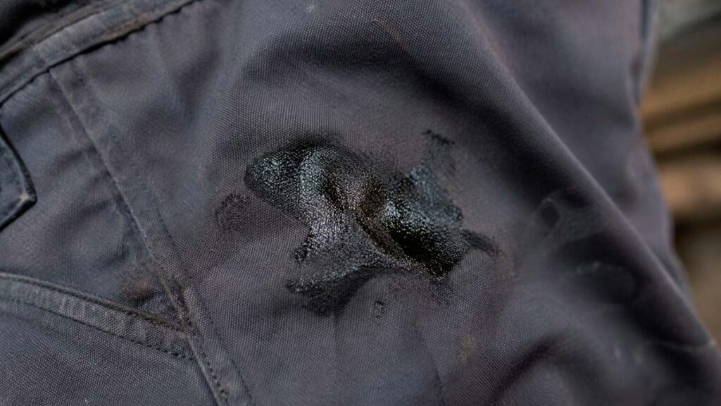 Como tirar graxa da roupa seca