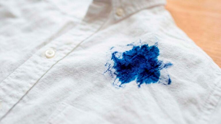 Como tirar tinta de caneta da roupa